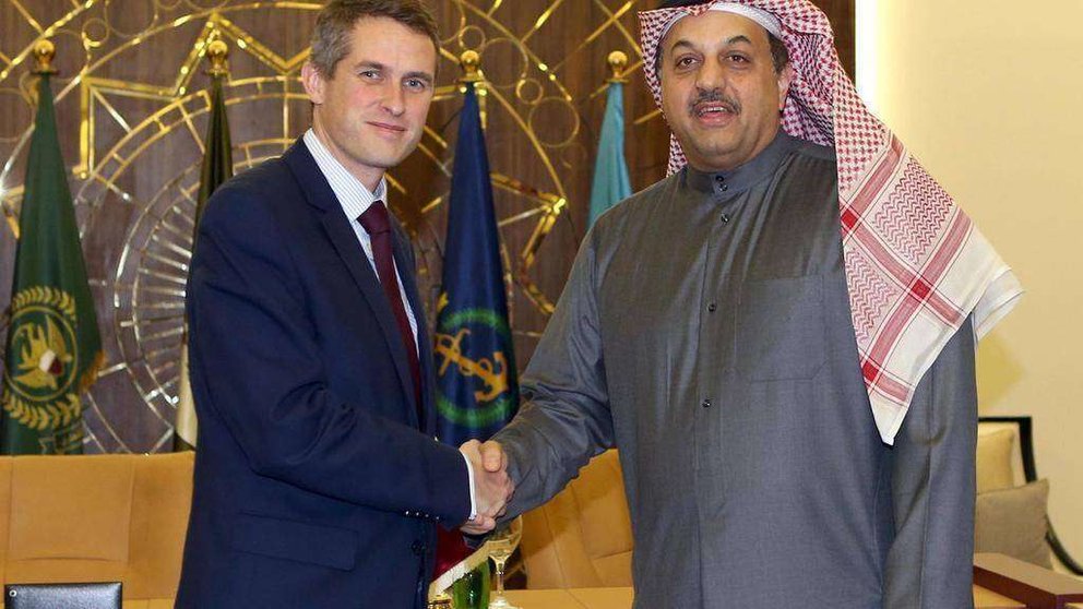 En la imagen de AFP, un momento de la firma del contrato entre Qatar y Reino Unido.