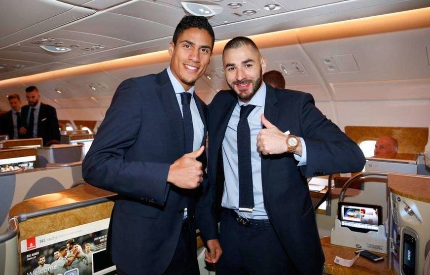 Varane y Bezema, en el A380 de Emirates que trasladó al equipo hasta Abu Dhabi. (@realmadrid)