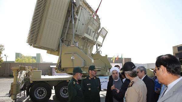El presidente iraní, Hassan Rouhani y el ministro de Defensa iraní, Hossein Dehghan con el nuevo sistema de defensa antimisiles Bavar 373 en Teherán.