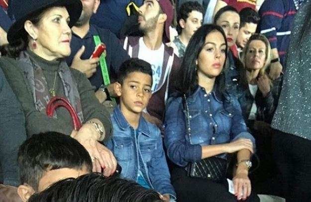 La madre, el hijo mayor y la novia de Cristiano Ronaldo en el Zayed Sports City Stadium de Abu Dhabi.