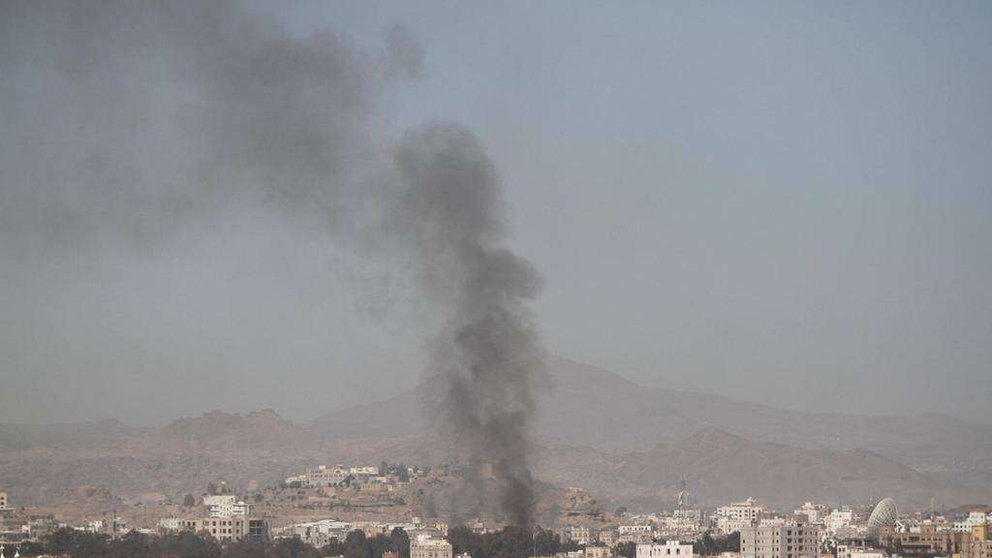 En la imagen de Reuters, restos de humo tras un bombardeo de la Coalición en Saná.