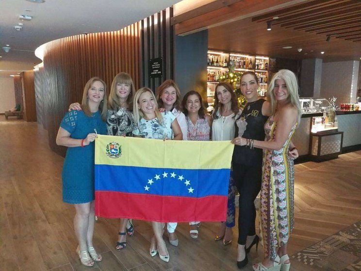 Asistentes al Hallacazo con la bandera de Venezuela. (Cedida)