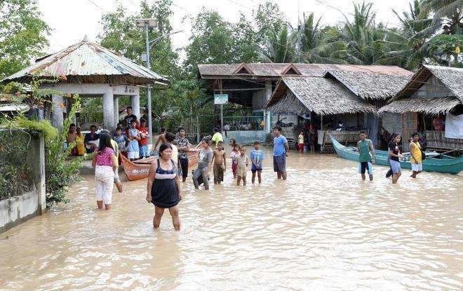 En la imagen de EFE, inundaciones en la ciudad filipina de Salvador, en al provincia de Lanao. 
