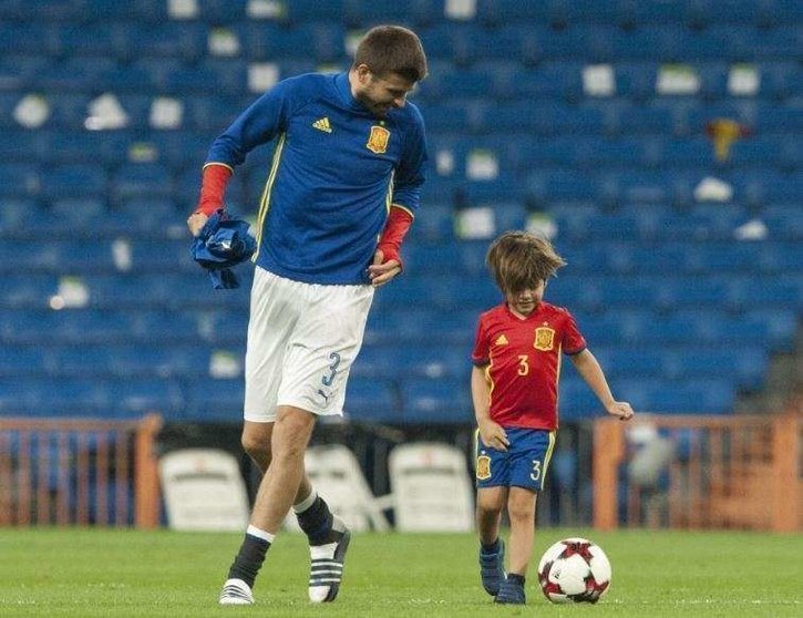 Una imagen de septiembre de 2017 muestra al defensor del FC Barcelona Piqué con su hijo.
