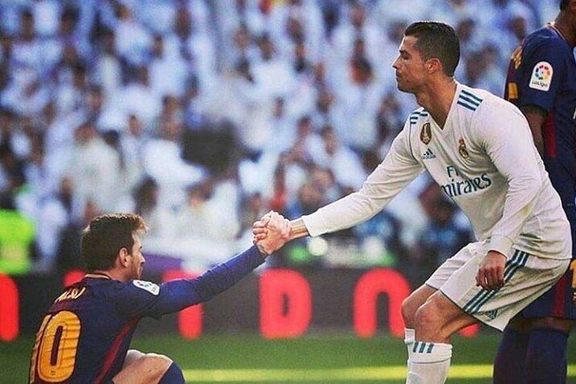 Cristiano Ronaldo ayuda a levantarse a Leo Messi durante el encuentro disputado el sábado por Real Madrid y Barcelona. (Twitter)