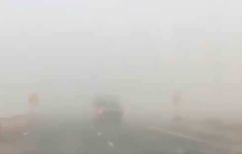 La visibilidad era prácticamente nula este martes por la mañana en la carretera entre Maliha y Sharjah, según esta imagen divulgada por el NCM.