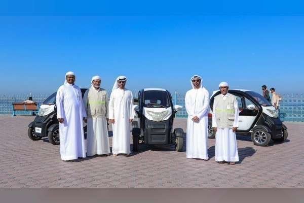 Responsables de la Municipalidad de Ajman con los nuevos vehículos híbridos. (WAM)
