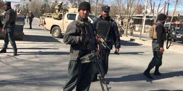 En la imagen de Reuters, policías afganos en las inmediaciones del lugar del atentado.