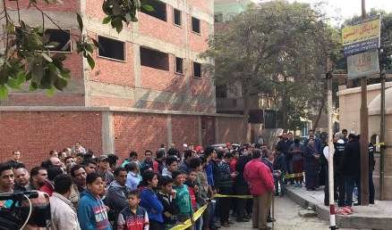 Numerosas personas junto a la iglesia de El Cairo donde ha tenido lugar el atentado. 
