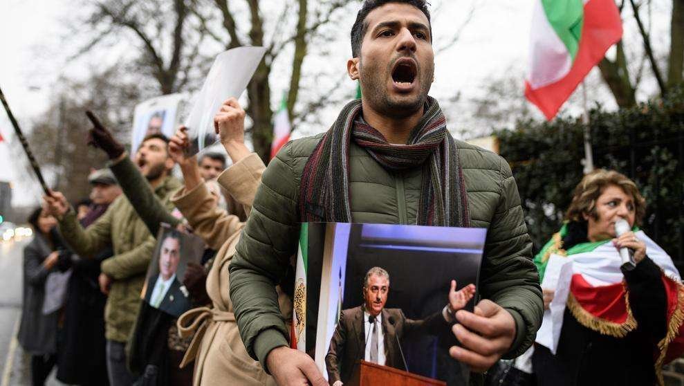Protestas ante la Embajada iraní en Londres. (Getty)
