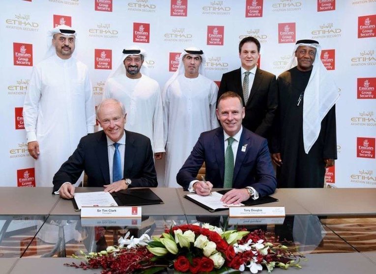 Tim Clark, presidente de la aerolínea Emirates, y Tony Douglas, consejero delegado de Etihad Aviation Group, firman el memoranto.