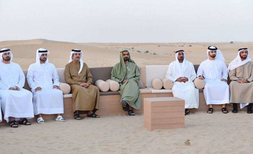 El gobernador de Dubai durante la presentación del proyecto en el desierto de Marmoom. (WAM)
