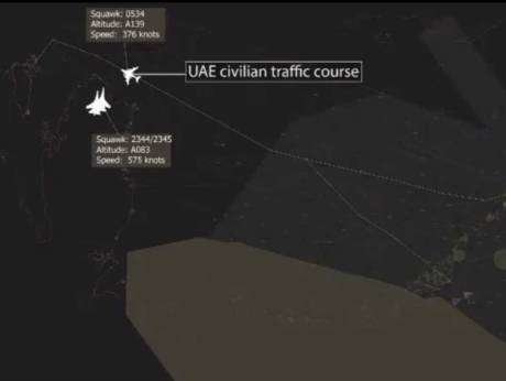 Imagen del radar donde se observa el avión civil de EAU acosado por las aeronaves de Qatar.