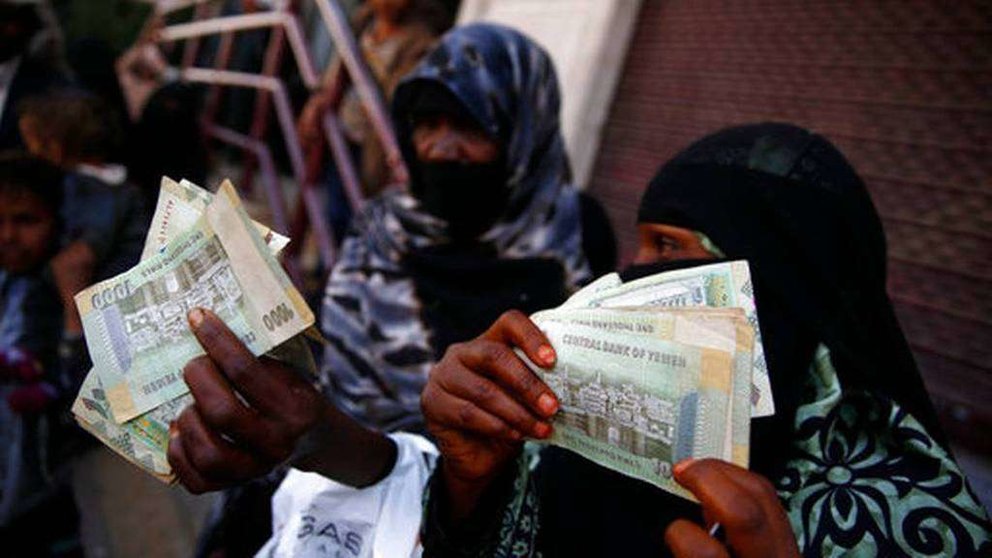 En la imagen de AP, mujeres yemeníes con billetes de curso legal.