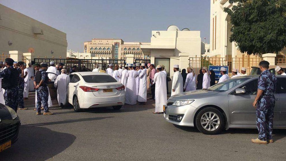 Jóvenes omanés ante el Ministerio de Recursos Humanos en Muscat. (The National)