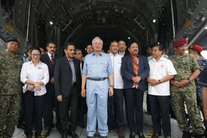 Autoridades malasias y el embajador emiratí asistieron a la partida del avión cargado con ayuda humanitaria hacia Bangladesh. (WAM)