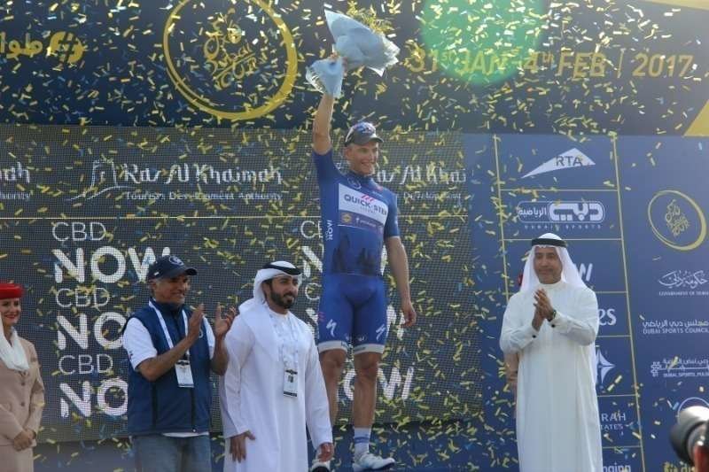 El ciclista alemán Marcel Kittel, ganador de la etapa y primero de la general, sobre el podio en Ras Al Khaimah. (EL CORREO DEL GOLFO)