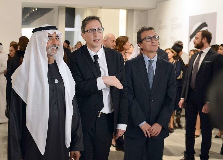 El jeque Nahyan Mabarak Al Nahyan -izquierda- recorre la exposición junto al embajador de España derecha. (Manaf K. Abbas)