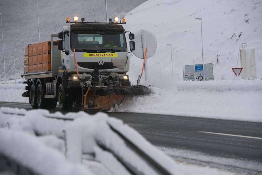 La nieve cubre una carretera en el centro de España.