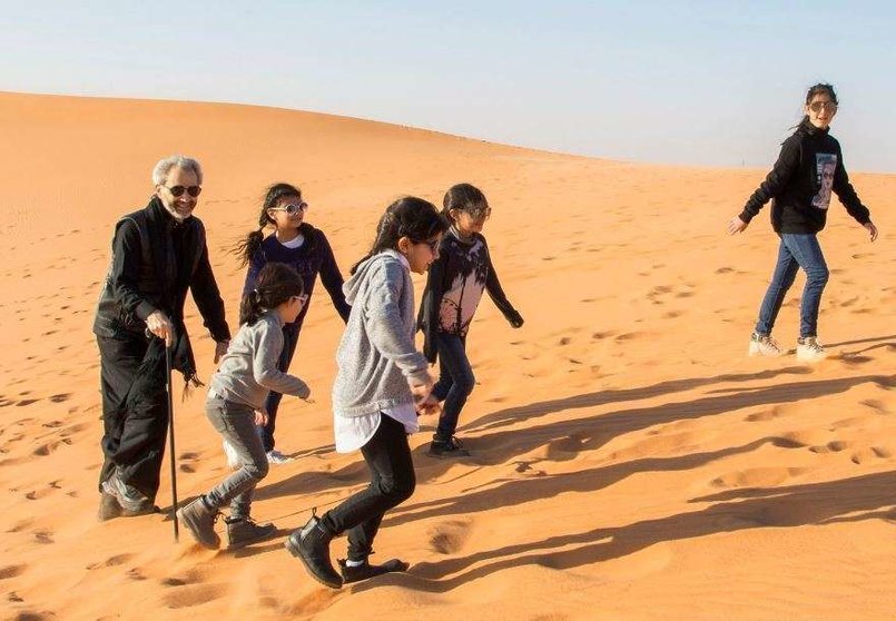 El príncipe saudí Al Walid con hijos y nietos en el desierto de Arabia.