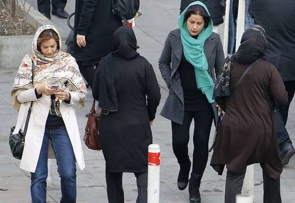 Mujeres caminan por Teherán, capital de Irán. (Fuente externa)
