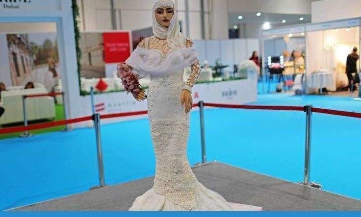 El caro pastel muestra a una novia árabe en tamaño natural.