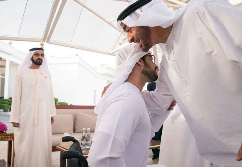 Los gobernantes saludan al soldado miembro de la realeza herido en Yemen.