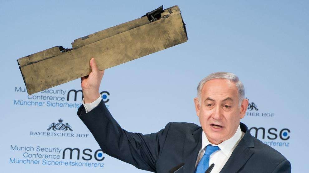 El primer ministro israelí con el trozo del supuesto dron iraní en Múnich.