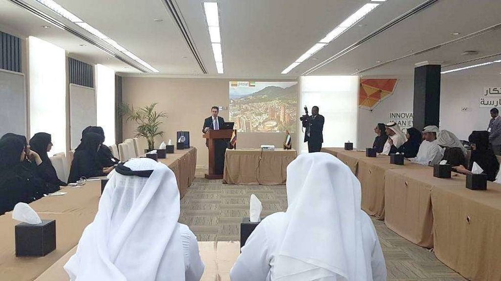 El embajador de Colombia en Emiratos Árabes interviene durante la inauguración del curso de español en el Ministerio de Exteriores en Abu Dhabi. (Cedida)