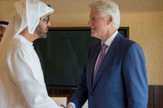 El jeque Mohammed bin Zayed saluda a Bill Clinton en Abu Dhabi. (WAM)
