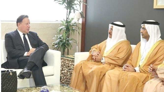 El presidente de Panamá, Juan Carlos Varela, fue recibido por Saeed Al Mansoori, ministro de Economía de Emiratos, y por su Majid Saif Al Ghurair, presidente de la Cámara de Comercio e Industria de Dubai. (Presidencia de la República de Panamá)