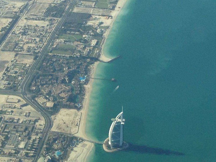 Una imagen del Burj Al Arab tomada desde un A380 de Emirates. (EL CORREO)