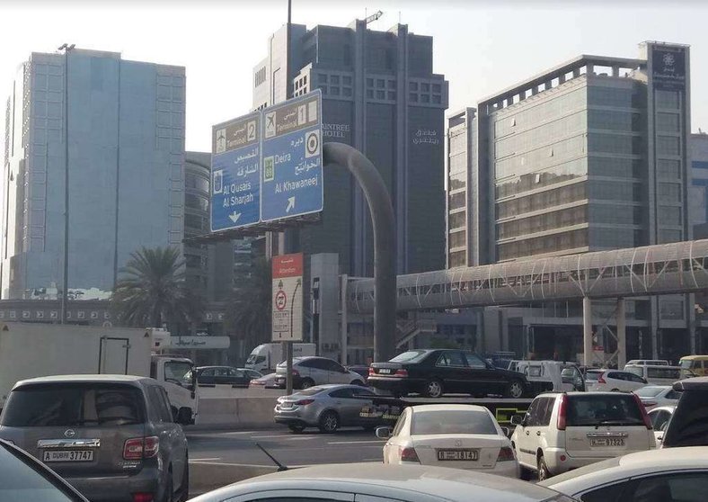 En hora punta, los atascos entre Dubai y Sharjah llegan hasta la zona del Aeropuerto Internacional DXB.
