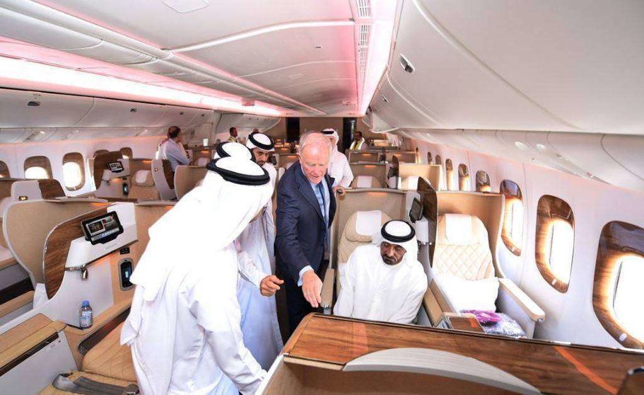 El jeque Ahmed bin Saeed Al Maktoum, presidente ejecutivo de la aerolínea Emirates, y Tim Clark presidente de Emirates de Airline durante la presentación.