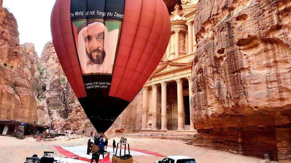 El globo Jeque Zayed en el sitio histórico de Petra en Jordania.
