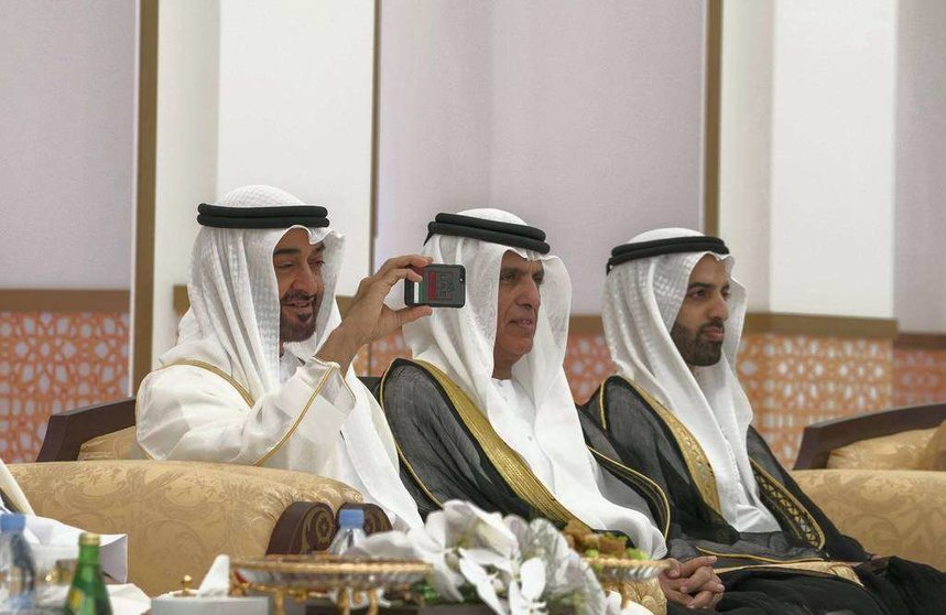 El príncipe heredero de Abu Dhabi toma una foto de la boda con su teléfono móvil.