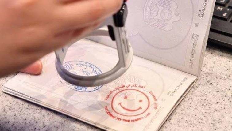 El sello de la felicidad en los pasaportes que entren y salgan de Emiratos.