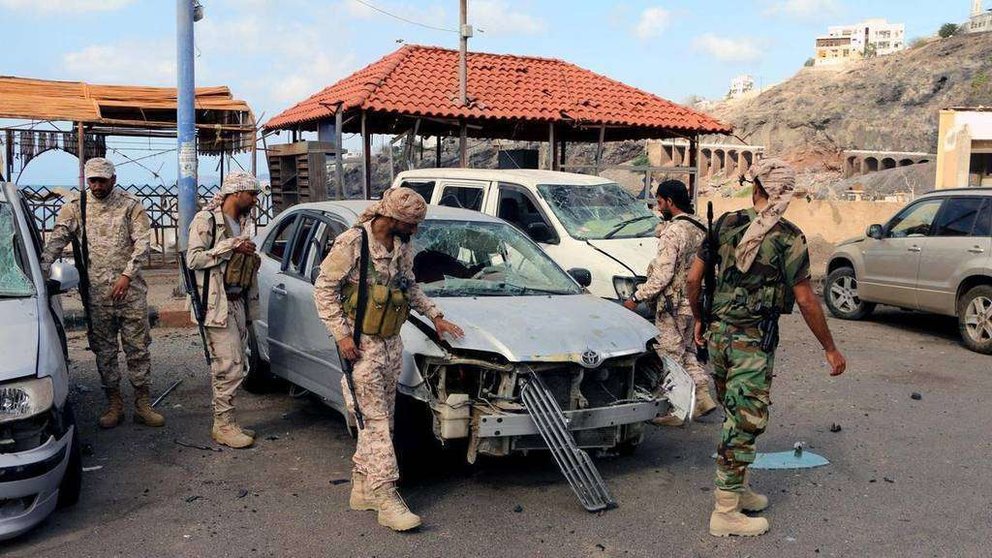 Soldados inspeccionan el sitio de los ataques con coches bomba en Adén, el 25 de febrero de 2018.