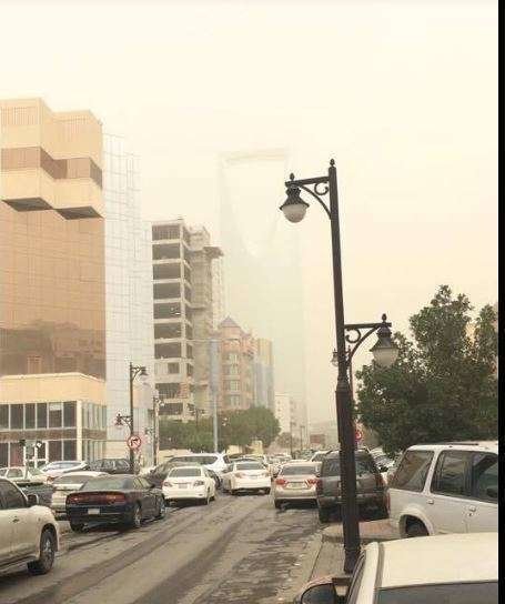 Una imagen de la tormenta de arena a su paso por Riad. (Gustavo Pérez)