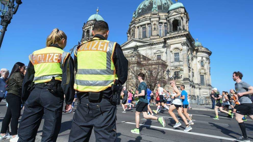 En la imagen de AFP, la policía vigila el maratón de Berlín.