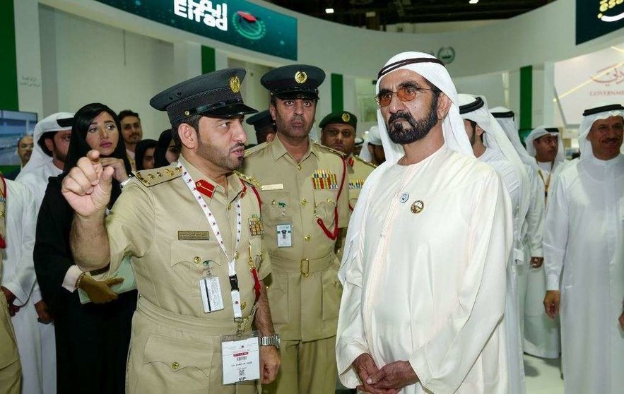 El gobernante de Dubai durante una exhibición sobre logros de su Gobierno.
