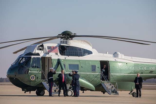 Trump desciende de un helicóptero militar el pasado mes de marzo. (Shealah Craighead, White House)