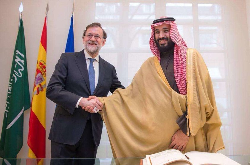 El presidente de España y el príncipe heredero saudí tras la firma de los acuerdos.
