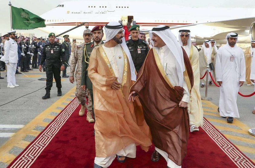 El gobernante de Dubai llega a la Base Aérea King Abdulaziz, en la ciudad saudí de  Dharan.