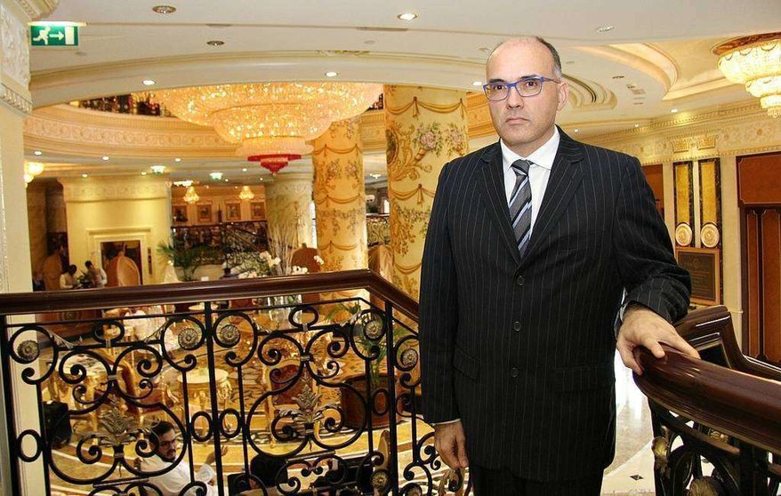 Francisco José Chacón Hernández, primer embajador de Costa Rica en Emiratos Árabes, posa en el hotel Royal Rose de Abu Dhabi. (EL CORREO)