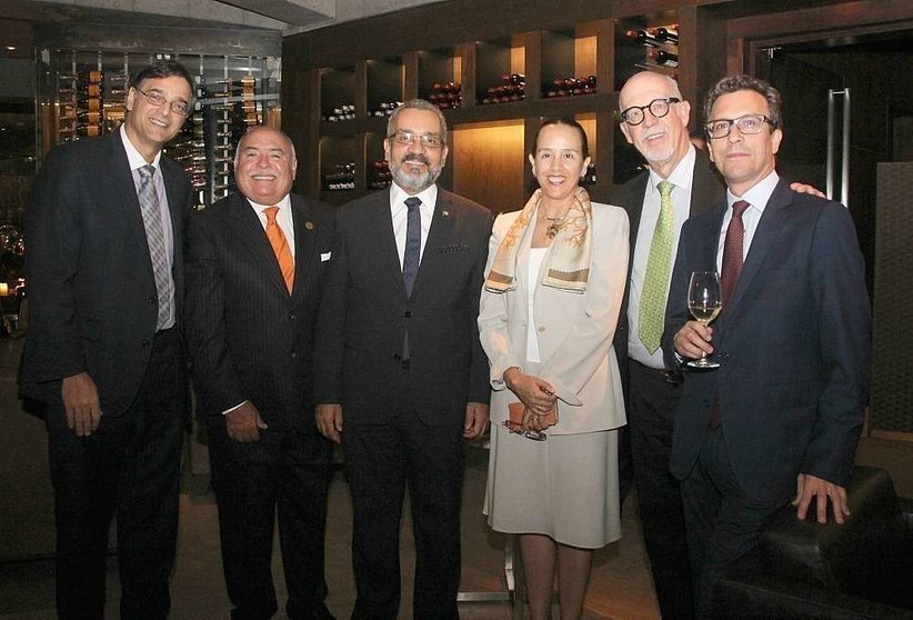 Jorge Álvarez junto al embajador de España en Emiratos y otros asistentes. (ELCORREO)