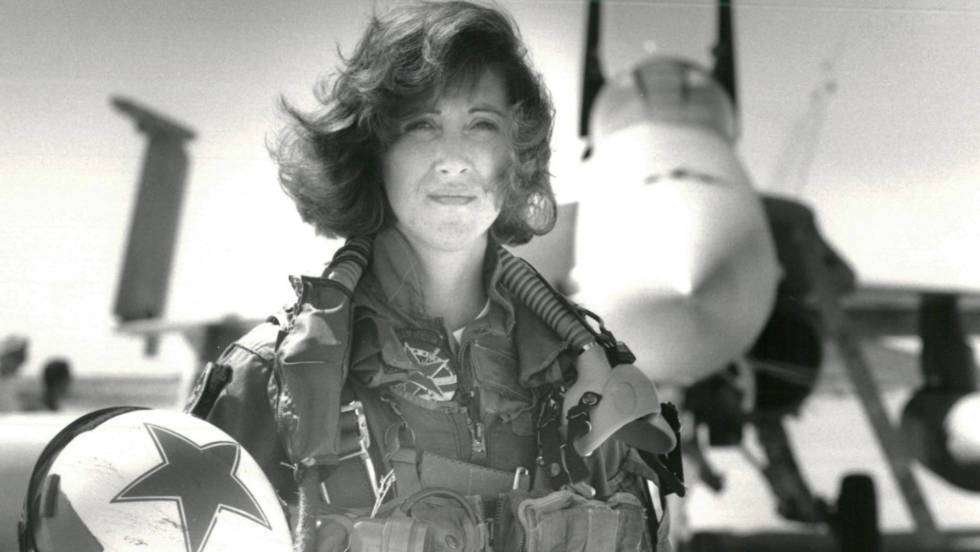La capitana del accidentado vuelo de Southwest, Tammie Jo Shults, frente al avión de combate F/A-18A en 1992. (Reuters)