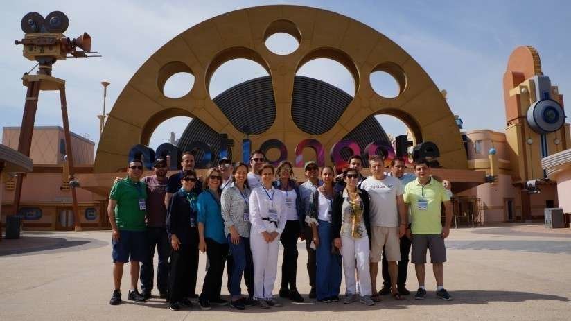 Los empresarios colombianos ante la entrada a Motiongate en Dubai Parks and Resorts.