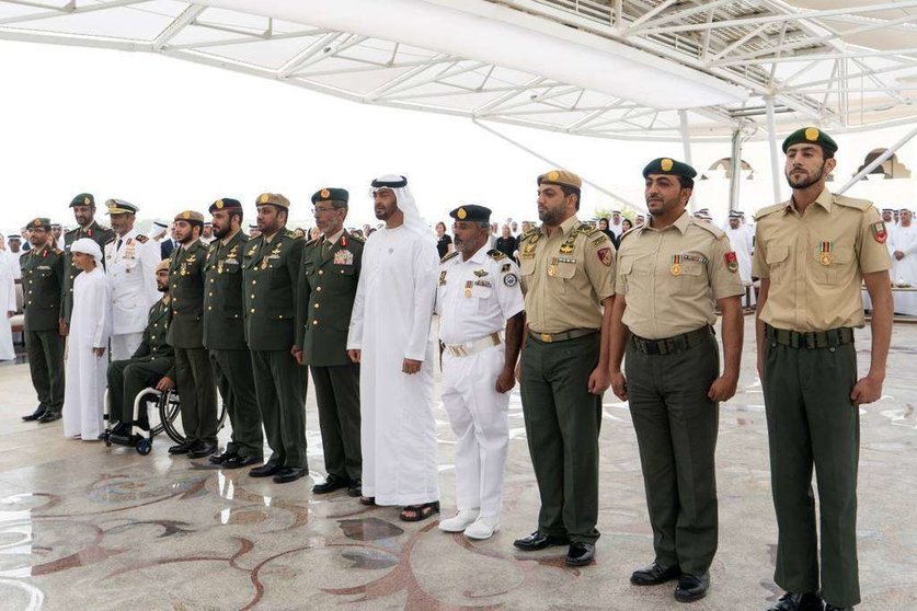 Los militares condecorados posan con el príncipe heredero de Abu Dhabi.