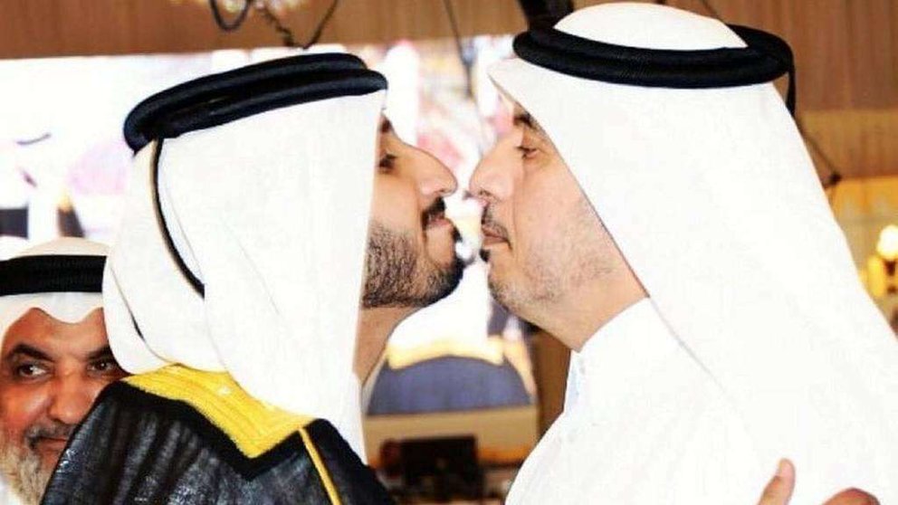 Una imagen de las redes sociales de Abdullah Al Nuaimi, el novio, a la izquierda, y el jeque Abdullah bin Nasser bin Khalifa Al Thani, primer ministro y ministro del Interior de Qatar. 